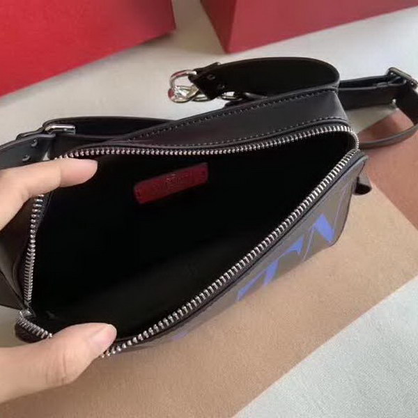 【原版皮】华伦天奴/Valentino 腰包，采用进口南非皮精心裁制而成，涂鸦大logo，简易设计，容量大，男生女生都可以用哦，款号：0056