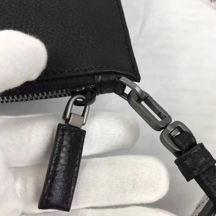 【原版皮】普拉达/Prada 男士手包，选用十字纹小牛皮裁制而成，正面点缀品牌三角散字徽标，款号：2NG05V