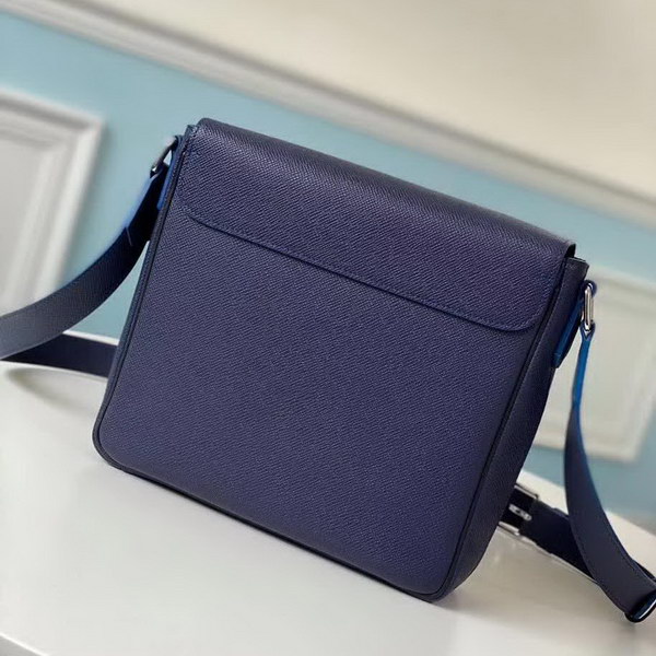 【原版皮】路易威登/LV Roman邮差包，取材深染Taiga皮革，映现Articles De Voyage Malletier标识，追忆硬箱内部的首款标签，内外各设一个贴袋，款号：M30362