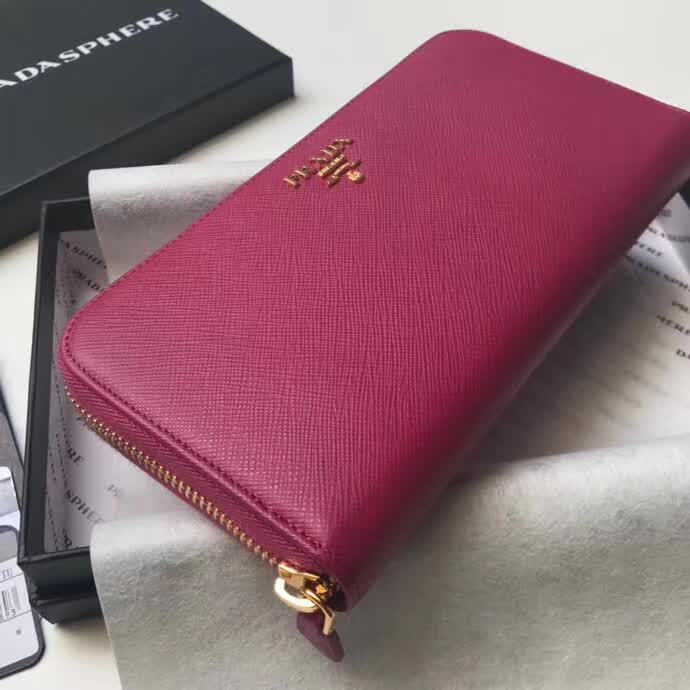 【原版皮】普拉达/Prada 拉链钱夹，选用十字纹小牛皮裁制而成，正面点缀金色散字徽标，尽显高档时尚，低调而又奢华，款号：1ML506