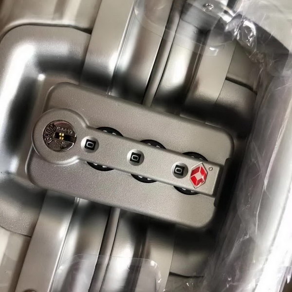 迪奥Dior X 日默瓦/RiMoWa 独家定制款化妆箱，汇集艺术,时尚与设计，领先时装周发售，体现精湛的手工匠艺和专业技术