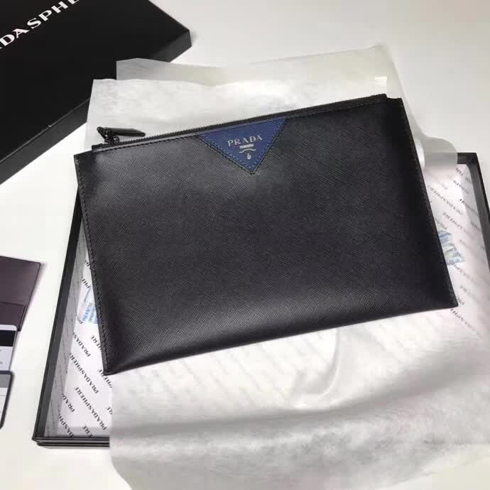 【原版皮】普拉达/Prada 男士手包，选用十字纹小牛皮裁制而成，正面点缀品牌三角散字徽标，款号：2NG05V