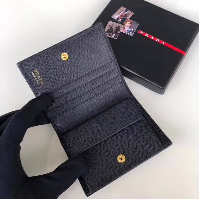 【原版皮】普拉达/Prada 短款钱夹，选用十字纹小牛皮裁制而成，点缀金色散字唛徽标，简单实用，提升个人品味的一款，款号：1M0204