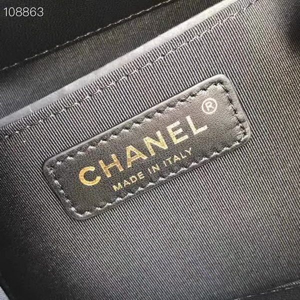 【原版皮】香奈儿/Chanel Mini小水桶包，上身简直‬太‬可爱了，这次的Hobo小水桶，长‪度刚‪好到⁢腰⁡部，相比之前的小水桶，这次最新款的水桶空格做得更加饱满，款号：AS1801