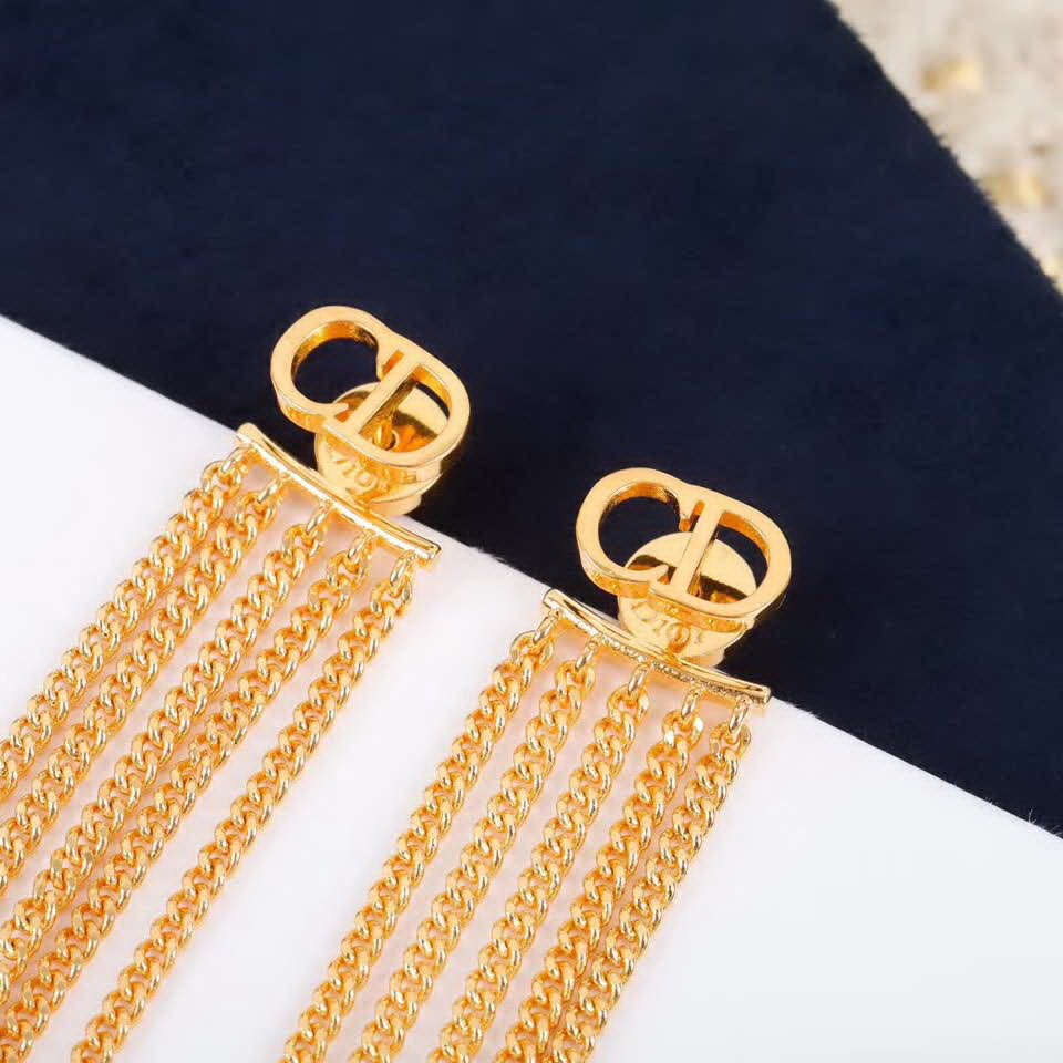 20秋季最新专柜款-Dior新款CD流苏耳环，一定要买，不仅实物好看到爆，上耳佩戴效果更是绝佳，而且，一对三用的超强功能性，完全找不到任何say NO的理由