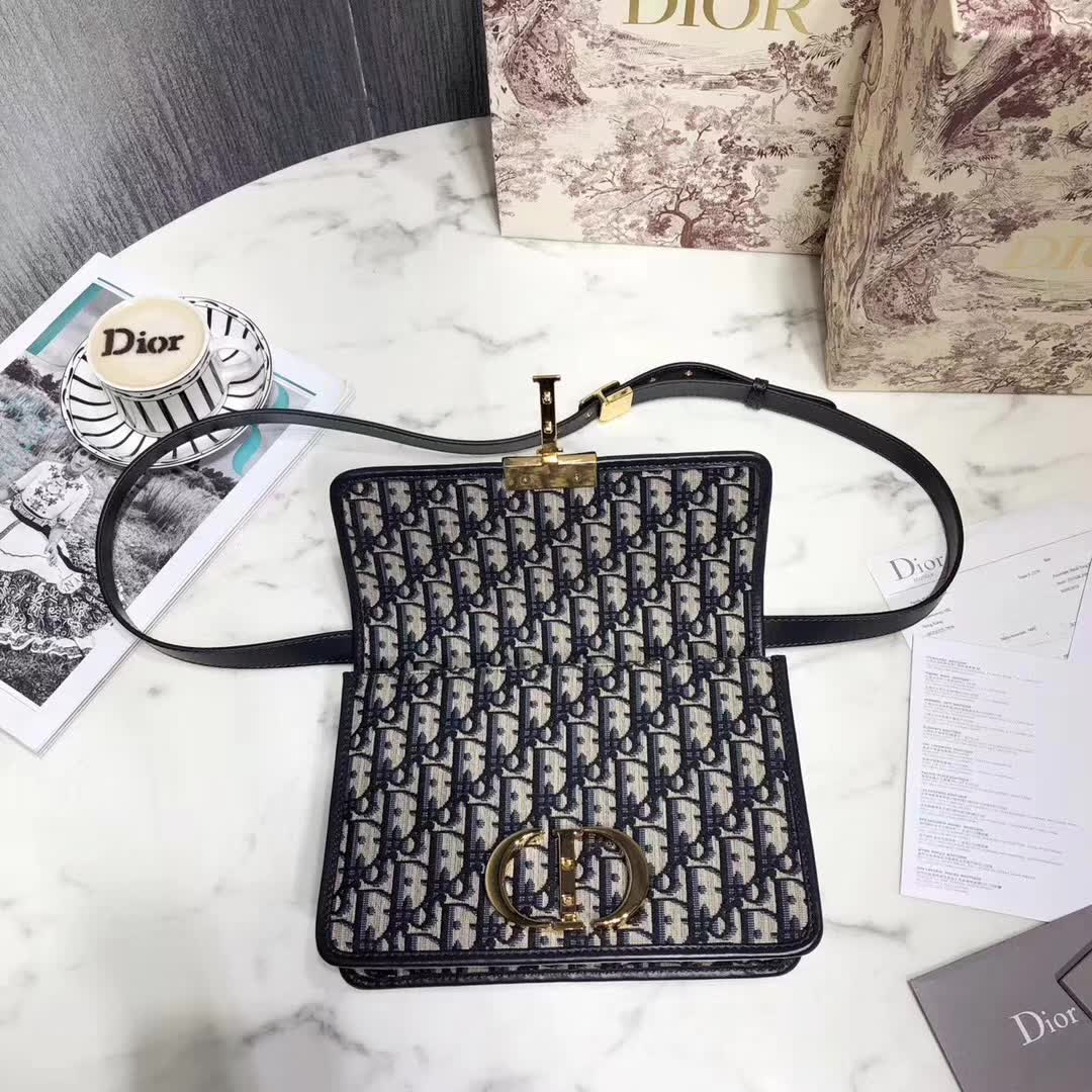 【原版皮】迪奥/Dior 30 MONTAIGNE手袋，选用Oblique提花帆布搭配同色系牛皮皮革裁制而成，饰以标志性“CD”字母锁扣，背面点缀30 Montaigne立体压印装饰，款号：M9203