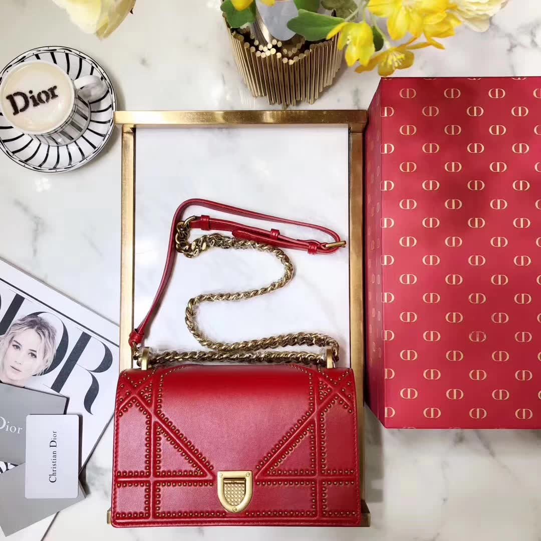 【原版皮】迪奥/Dior 链条包，选用小羊皮裁制而成，缀以饰钉 Archicannage藤格纹图案，徽章锁扣，美得不要不要的
