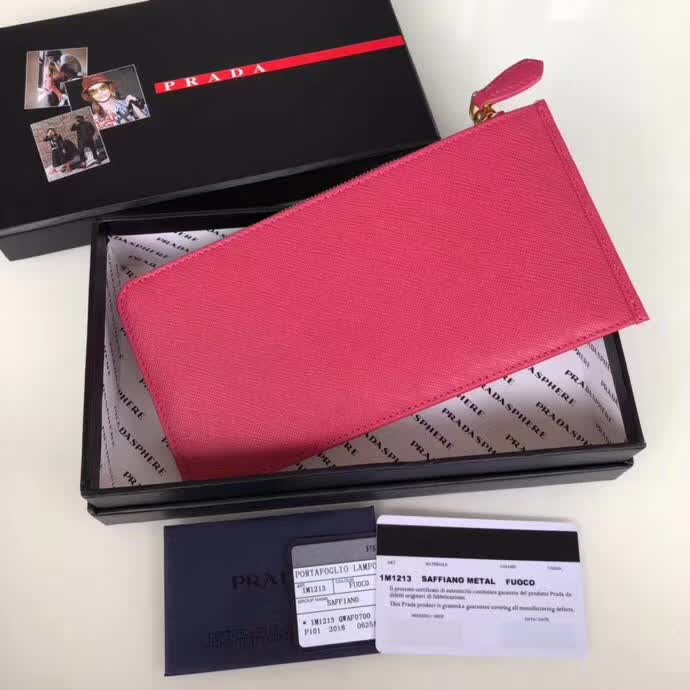 【原版皮】普拉达/Prada 卡包，男女通用款，选用十字纹牛皮裁制而成，点缀金色散字唛徽标，超大容量