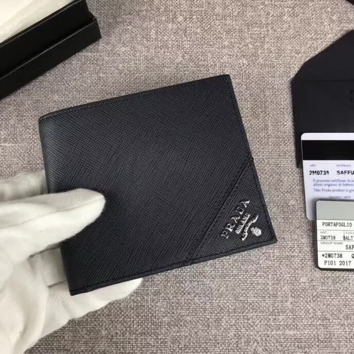 【原版皮】普拉达/Prada 短款钱夹，选用十字纹小牛皮裁制而成，边角点缀散字唛徽标，经典之作，简单时尚，款号：2M0738