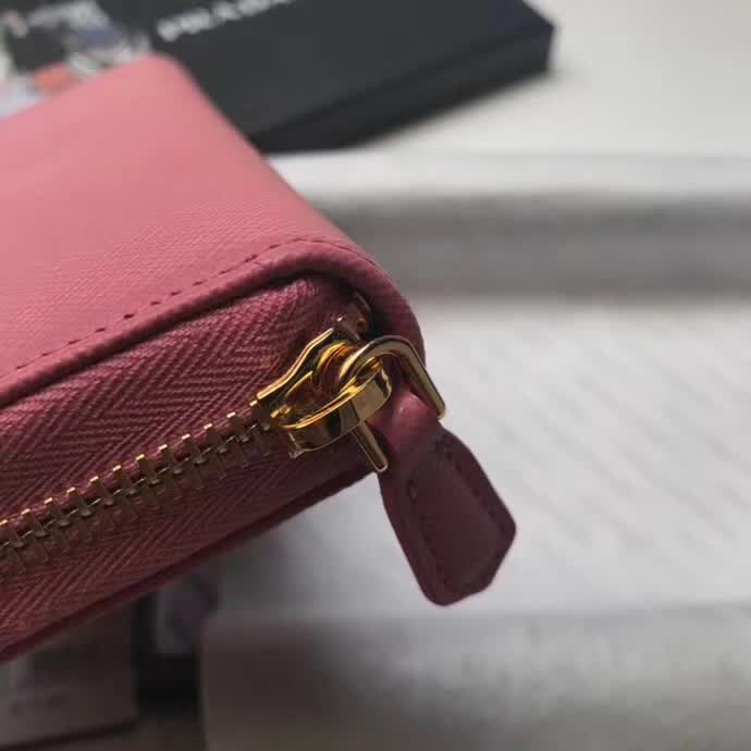 【原版皮】普拉达/Prada 拉链钱夹，选用十字纹小牛皮裁制而成，正面点缀金色散字徽标，尽显高档时尚，低调而又奢华，款号：1ML506