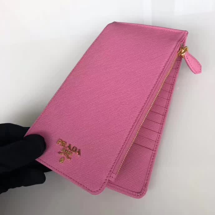 【原版皮】普拉达/Prada 卡包，男女通用款，选用十字纹牛皮裁制而成，点缀金色散字唛徽标，超大容量