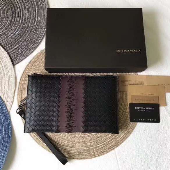 【原版皮】宝缇嘉/Bottega Veneta 手包，经典爆款，选用打蜡牛皮裁制而成，点缀刺绣格纹图案，款号：30629