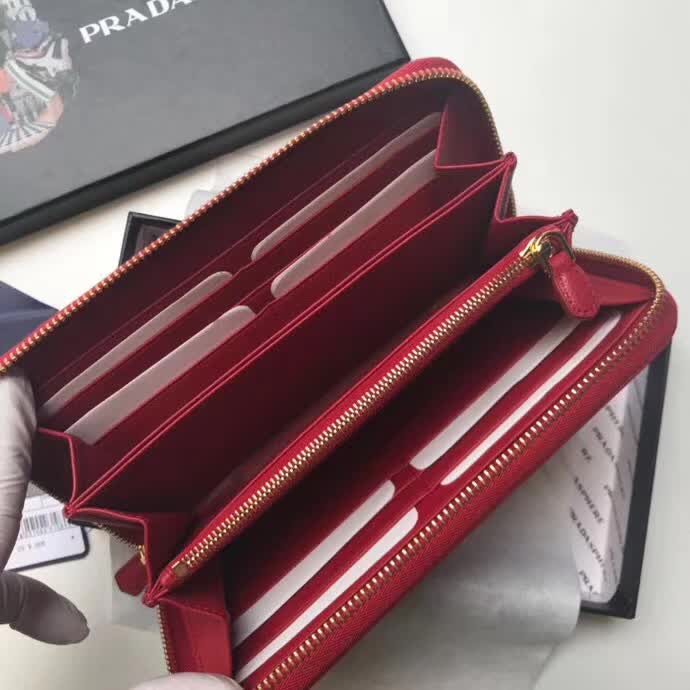 【原版皮】普拉达/Prada 拉链钱夹，选用十字纹小牛皮裁制而成，正面点缀金色散字徽标，尽显高档时尚，低调而又奢华，款号：1ML506