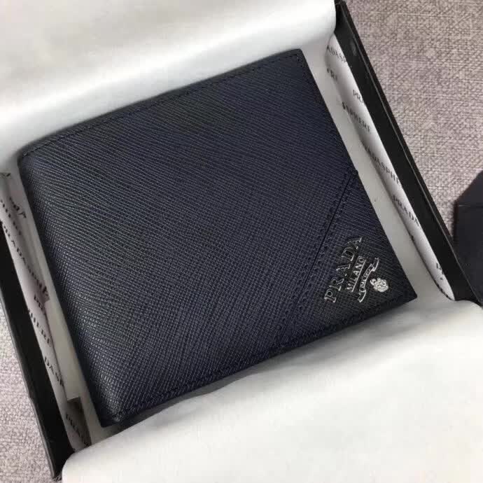 【原版皮】普拉达/Prada 短款钱夹，选用十字纹小牛皮裁制而成，边角点缀散字唛徽标，经典之作，简单时尚，款号：2M0738