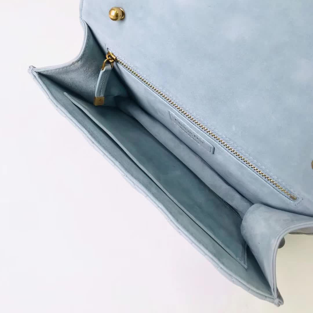 【原版皮】迪奥/Dior 链条包，选用小羊皮绗缝藤格纹，饰以精致又摩登复古品牌标识锁扣，很有年代感，搭配链条肩带，真是perfect