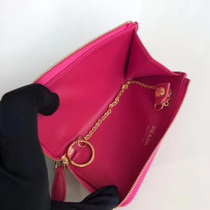 【原版皮】普拉达/Prada 钥匙包，车钥匙包，选用十字纹小牛皮裁制而成，点缀金色散字唛，简单实用，男女通用款，款号：1PP026