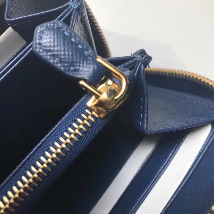 【原版皮】普拉达/Prada 拉链钱夹，选用十字纹小牛皮裁制而成，正面点缀金色散字徽标，尽显高档时尚，低调而又奢华，款号：1ML506