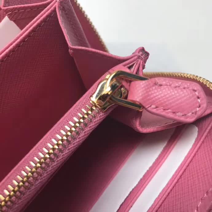 【原版皮】普拉达/Prada 拉链钱夹，选用十字纹小牛皮裁制而成，正面点缀金色散字徽标，尽显高档时尚，低调而又奢华，款号：1ML506