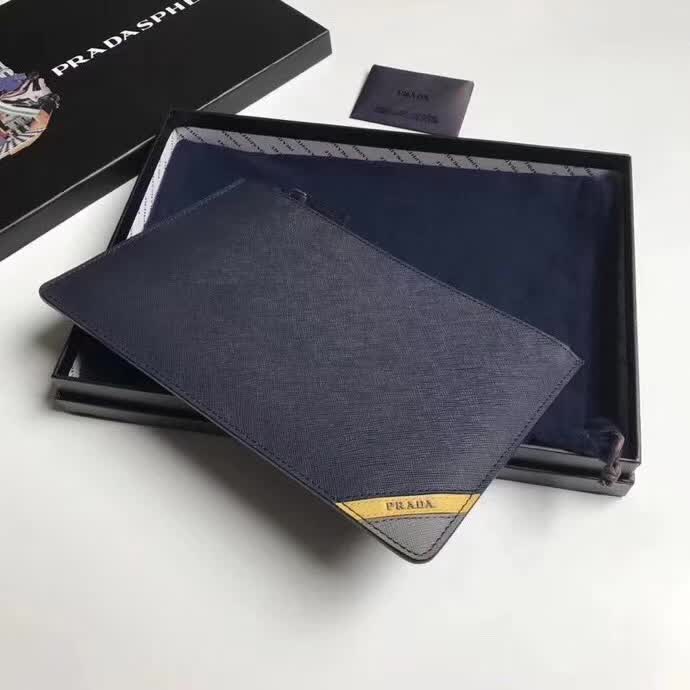 【原版皮】普拉达/Prada 男士手包，选用十字纹小牛皮裁制而成，边角点缀拼色皮革字唛徽标，款号：2NG005