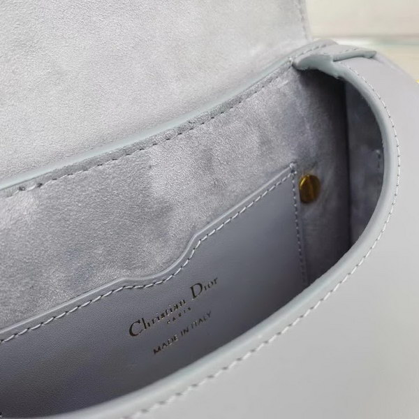 【原版皮】迪奥/Dior bobby 手袋，复古CD logo，硬挺的包身，五金做旧增加了复古感，不易磨损，采用光面牛皮革精心制作，饰以复古金色五金配件提升格调，柔软而富有质感，点缀有军装风格搭扣，款号：M9317