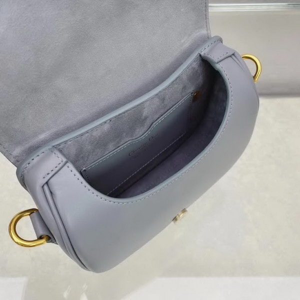 【原版皮】迪奥/Dior bobby 手袋，复古CD logo，硬挺的包身，五金做旧增加了复古感，不易磨损，采用光面牛皮革精心制作，饰以复古金色五金配件提升格调，柔软而富有质感，点缀有军装风格搭扣，款号：M9317