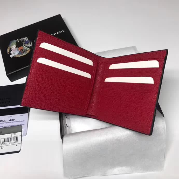 【原版皮】普拉达/Prada 短款钱夹，选用十字纹牛皮裁制而成，饰以菱形拼色，精湛走线均匀整齐，油边顺滑，款号：2M0513