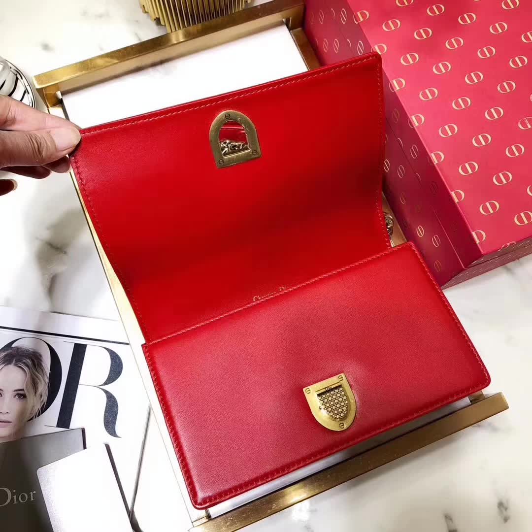 【原版皮】迪奥/Dior 链条包，选用小羊皮裁制而成，缀以饰钉 Archicannage藤格纹图案，徽章锁扣，美得不要不要的