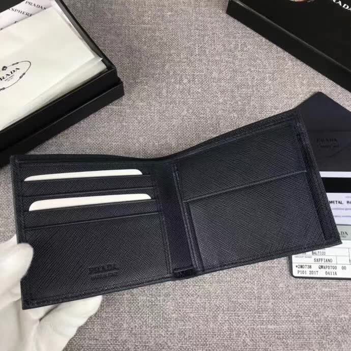 【原版皮】普拉达/Prada 短款钱夹，选用十字纹小牛皮裁制而成，边角点缀散字唛徽标，经典之作，简单时尚，款号：2M0738