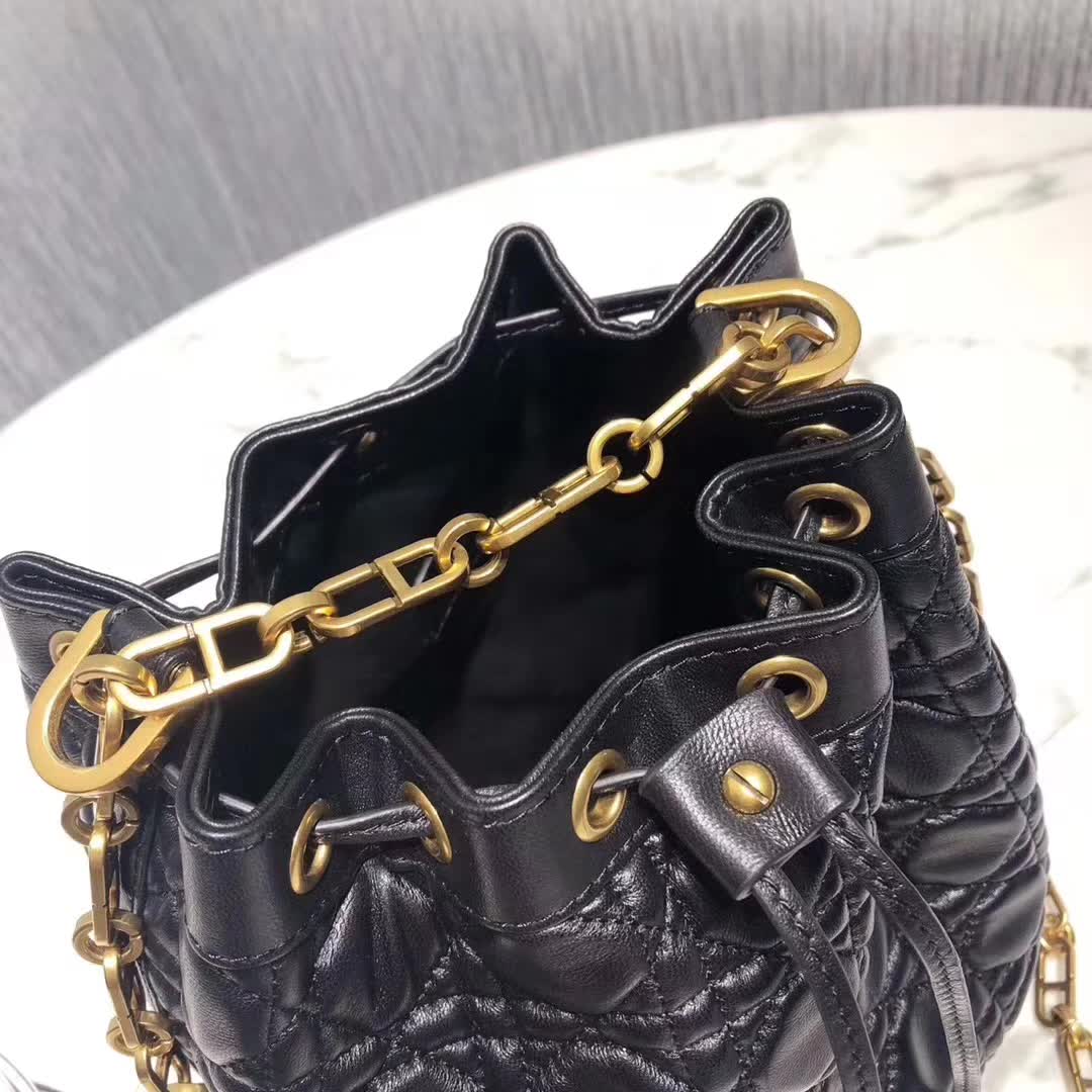 【原版皮】迪奥/Dior 水桶包，选用柔软羊皮裁制而成，全新包型，火遍时尚圈的复古潮流感，款号：M1693