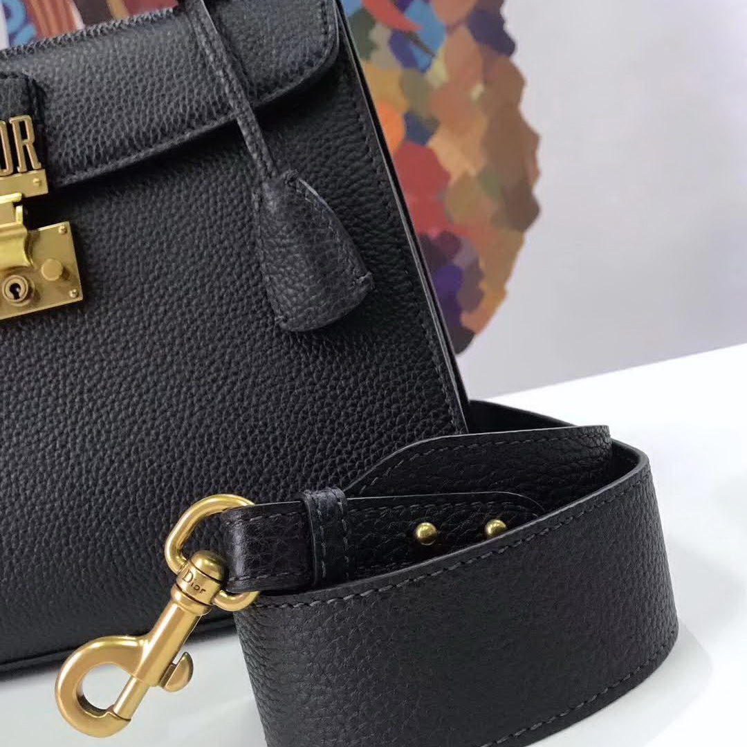 【原版皮】迪奥/Dior 手提包，选用荔枝纹小牛皮裁制而成，饰以品牌标识字母锁扣，低调奢华，简约时尚