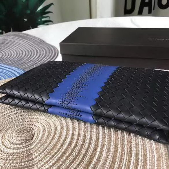 【原版皮】宝缇嘉/Bottega Veneta 手包，经典爆款，选用打蜡牛皮裁制而成，点缀刺绣格纹图案，款号：30629