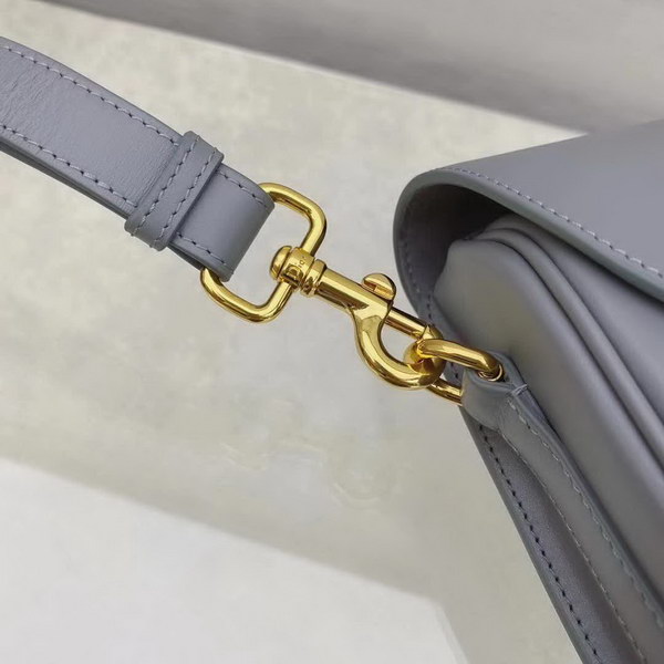 【原版皮】迪奥/Dior bobby 手袋，复古CD logo，硬挺的包身，五金做旧增加了复古感，不易磨损，采用光面牛皮革精心制作，饰以复古金色五金配件提升格调，柔软而富有质感，点缀有军装风格搭扣，款号：M9319