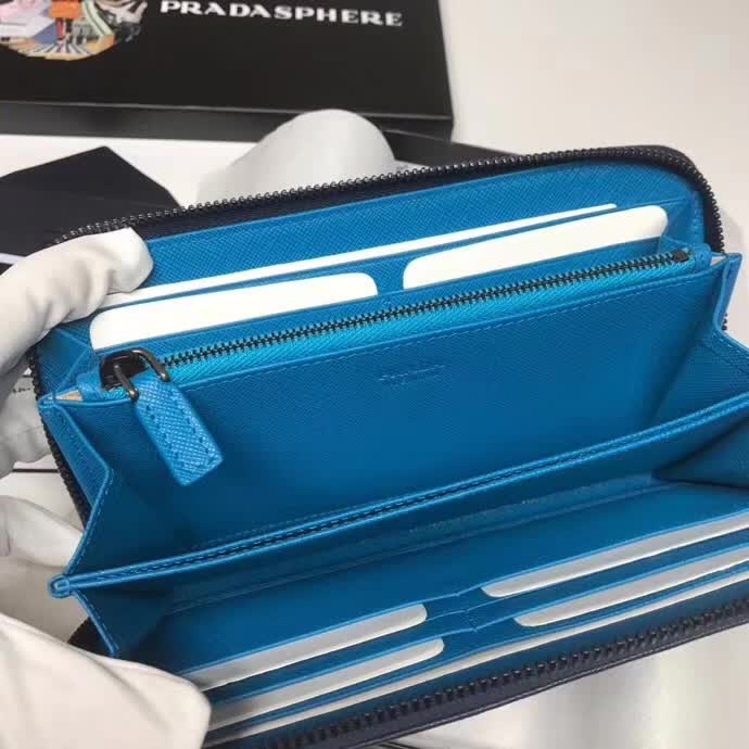 【原版皮】普拉达/Prada 拉链钱夹，选用十字纹牛皮裁制而成，饰以菱形拼色，精湛走线均匀整齐，油边顺滑，款号：2ML317