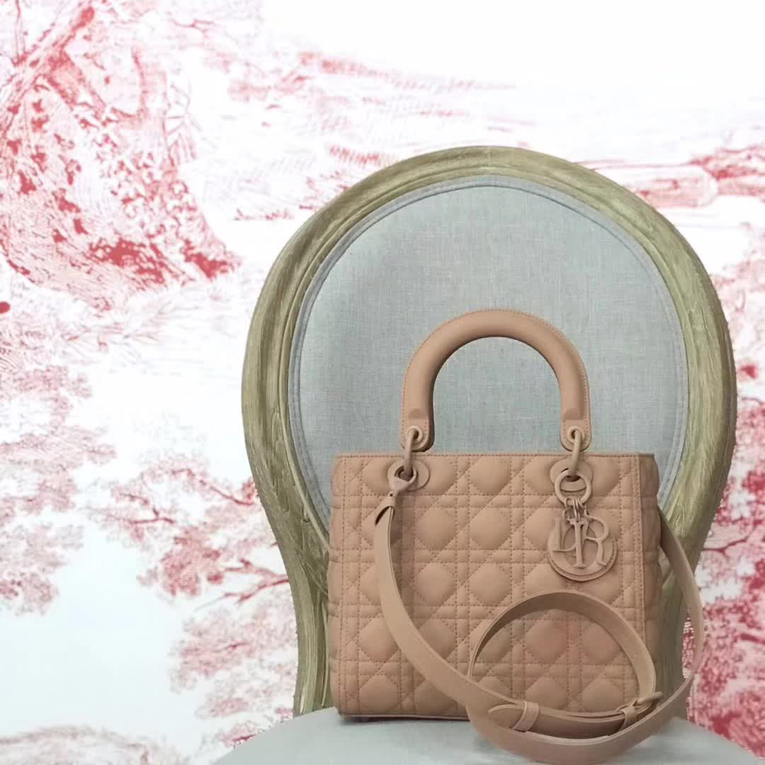【原版皮】迪奥/Dior 戴妃包，磨砂系列，选用小牛皮绗缝藤格纹，饰有 Ultra matte 饰面金属配饰