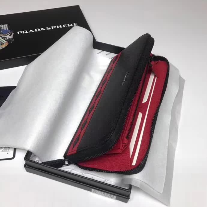 【原版皮】普拉达/Prada 拉链钱夹，选用十字纹牛皮裁制而成，饰以菱形拼色，精湛走线均匀整齐，油边顺滑，款号：2ML317