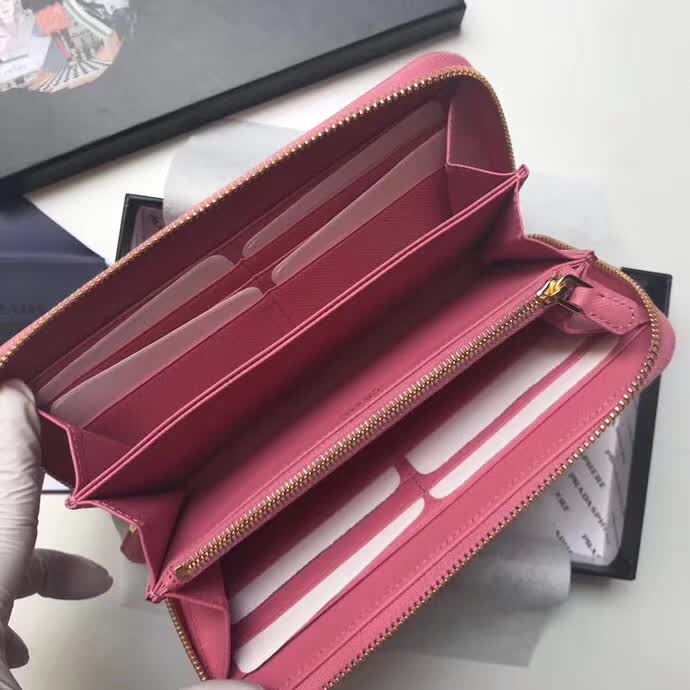【原版皮】普拉达/Prada 拉链钱夹，选用十字纹小牛皮裁制而成，正面点缀金色散字徽标，尽显高档时尚，低调而又奢华，款号：1ML506