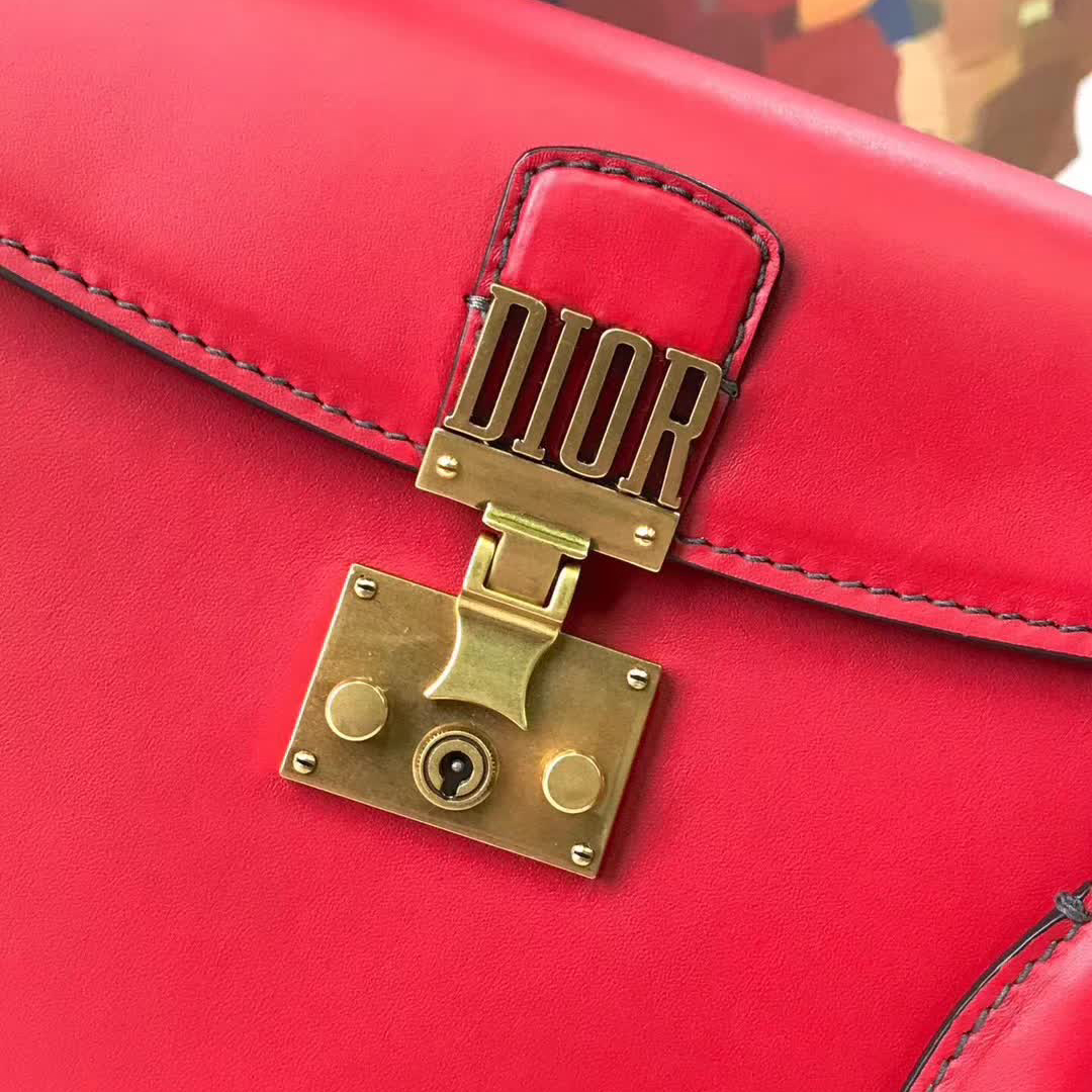 【原版皮】迪奥/Dior 手提包，选用平纹小牛皮裁制而成，饰以品牌标识字母锁扣，低调奢华，简约时尚