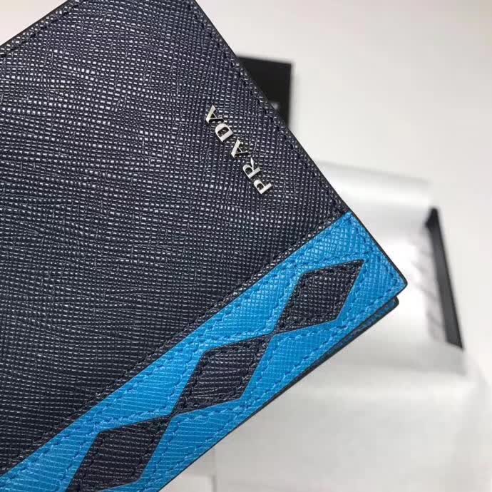 【原版皮】普拉达/Prada 短款钱夹，选用十字纹牛皮裁制而成，饰以菱形拼色，精湛走线均匀整齐，油边顺滑，款号：2M0513