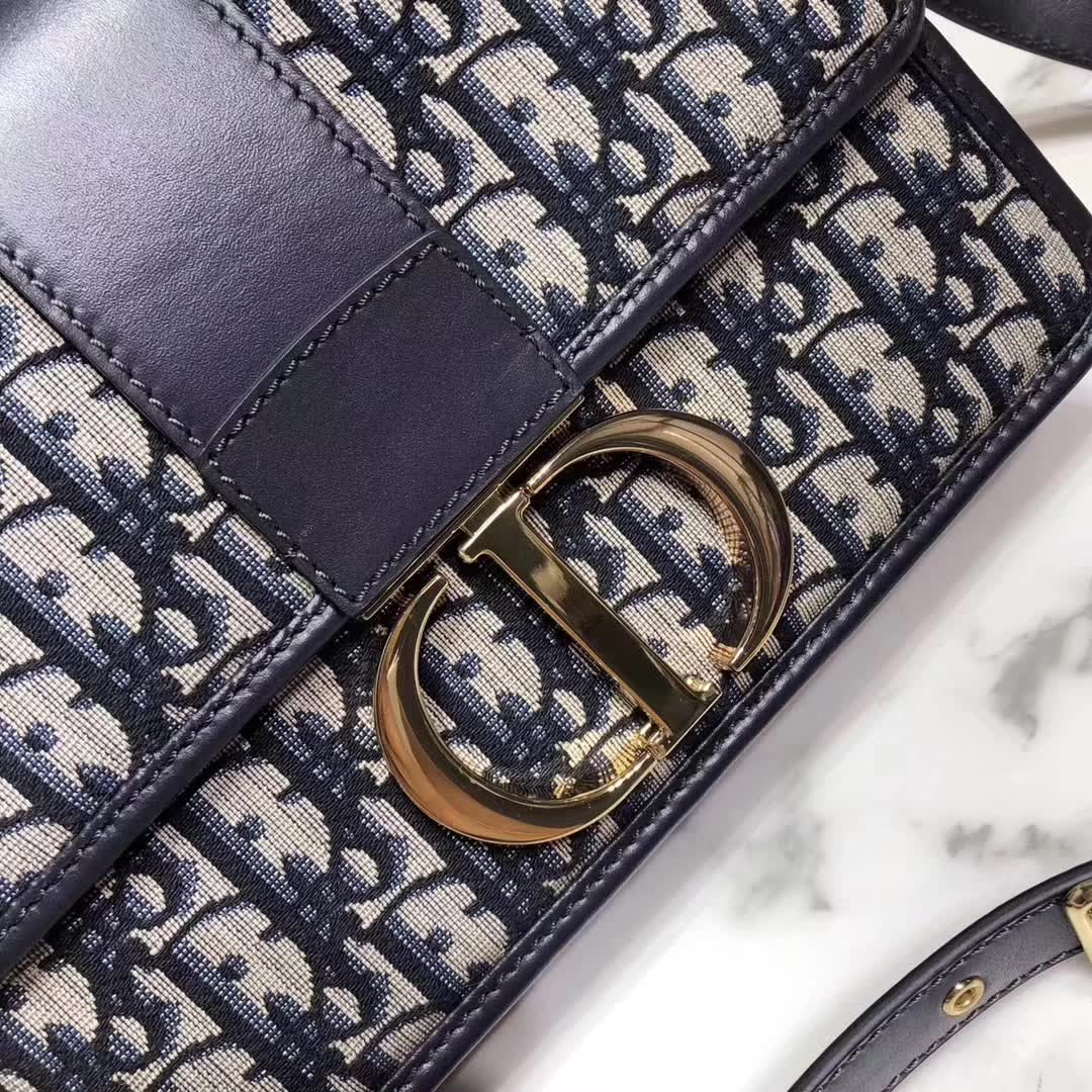 【原版皮】迪奥/Dior 30 MONTAIGNE手袋，选用Oblique提花帆布搭配同色系牛皮皮革裁制而成，饰以标志性“CD”字母锁扣，背面点缀30 Montaigne立体压印装饰，款号：M9203