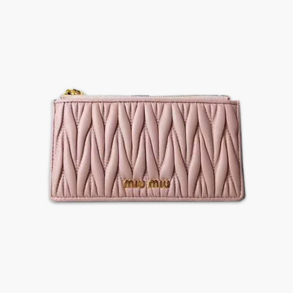 【原版皮】缪缪/Miu Miu 拉链钱夹，采用小羊皮材质精心裁制而成，Matelasse花纹图案，内里标识烫字，款号：5MB006