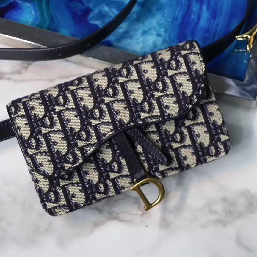 【原版皮】迪奥/Dior 马鞍腰包，选用Oblique提花帆布搭配同色系牛皮皮革裁制而成，搭配腰带，设计感十足，好用又时髦就属它