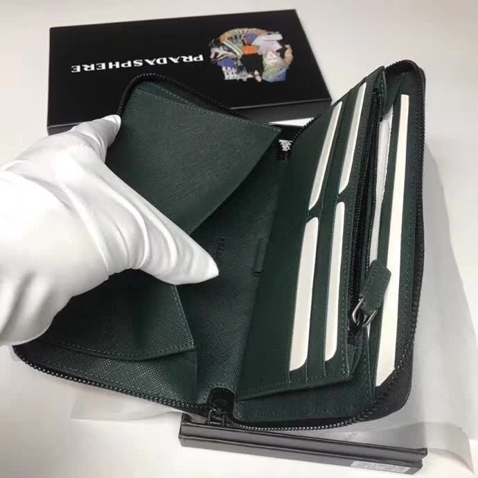 【原版皮】普拉达/Prada 拉链钱夹，选用十字纹小牛皮裁制而成，边角点缀三角散字徽标，经典之作，简单时尚，款号：2ML188