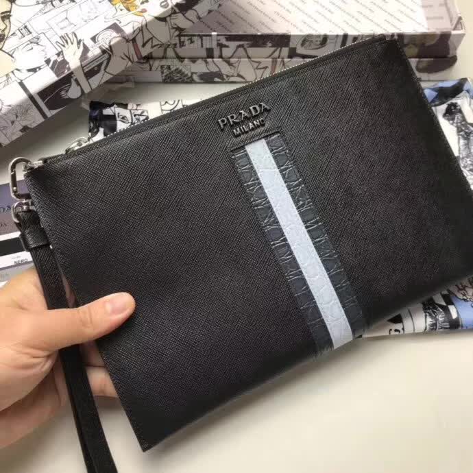 【原版皮】普拉达/Prada 男士手包，选用十字纹小牛皮镶嵌彩带鳄鱼纹裁制而成，经典之作，简单时尚，款号：2NG005