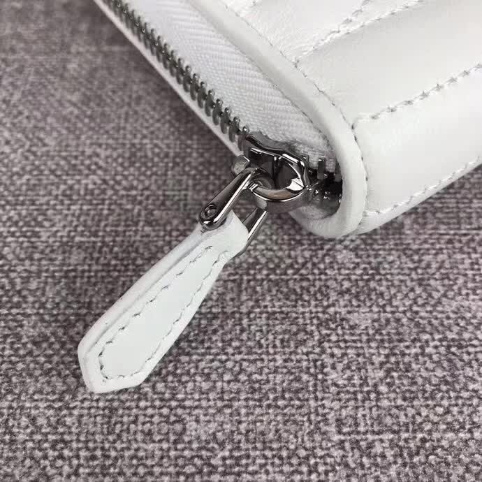 【原版皮】普拉达/Prada 拉链钱夹，选用纳帕牛皮裁制而成，点缀散字唛徽标，精湛走线均匀整齐，款号：1ML506