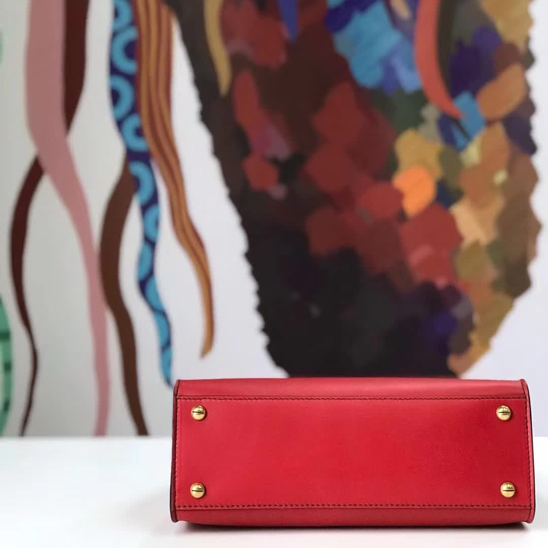 【原版皮】迪奥/Dior 手提包，选用平纹小牛皮裁制而成，饰以品牌标识字母锁扣，低调奢华，简约时尚