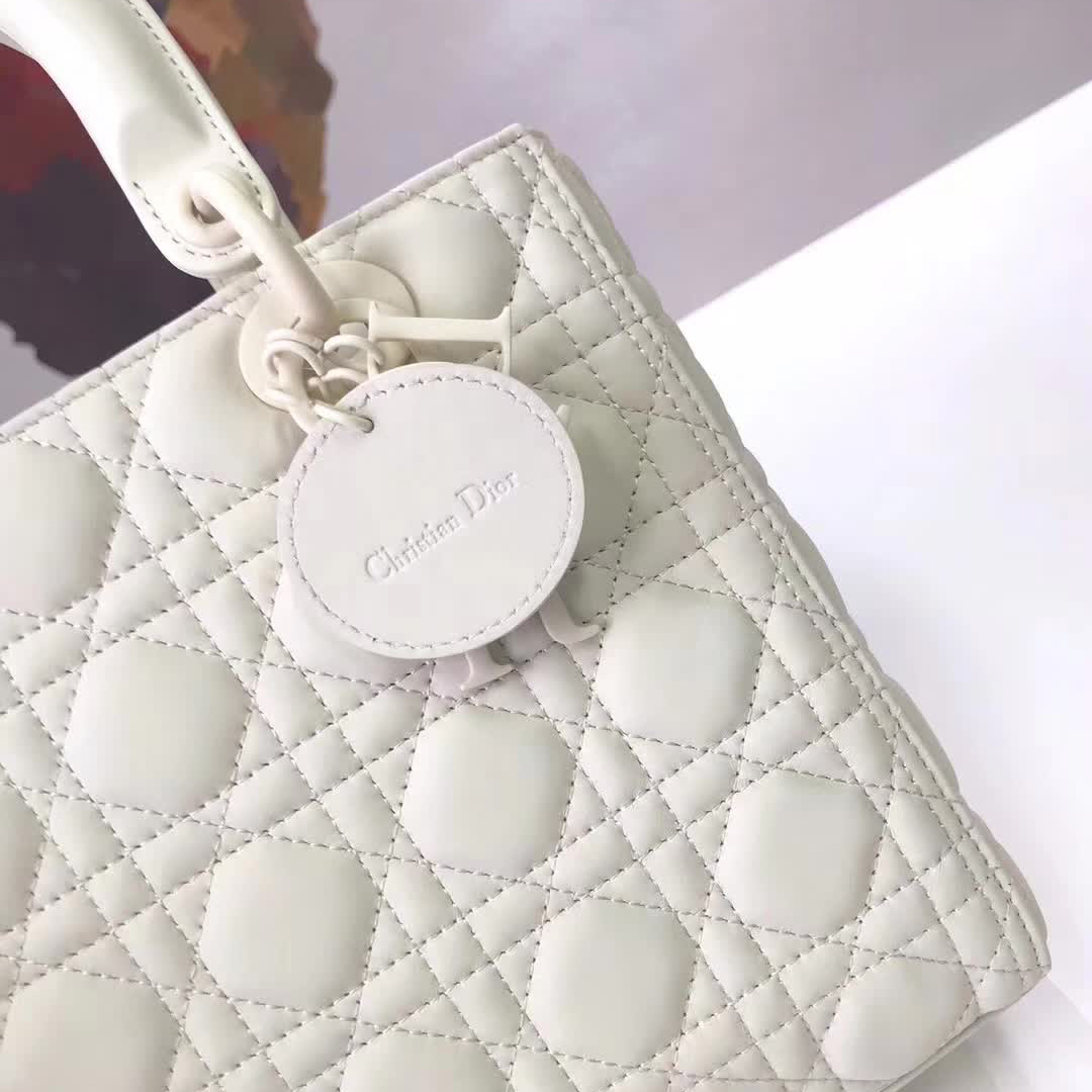 【原版皮】迪奥/Dior 戴妃包，磨砂系列，选用小牛皮绗缝藤格纹，饰有 Ultra matte 饰面金属配饰