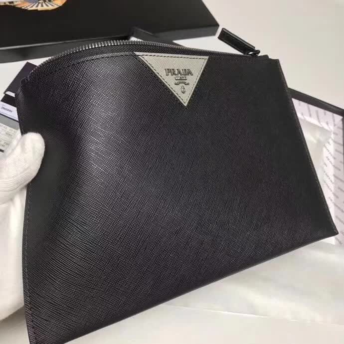 【原版皮】普拉达/Prada 男士手包，选用十字纹小牛皮裁制而成，正面点缀品牌三角散字徽标，款号：2NG05V