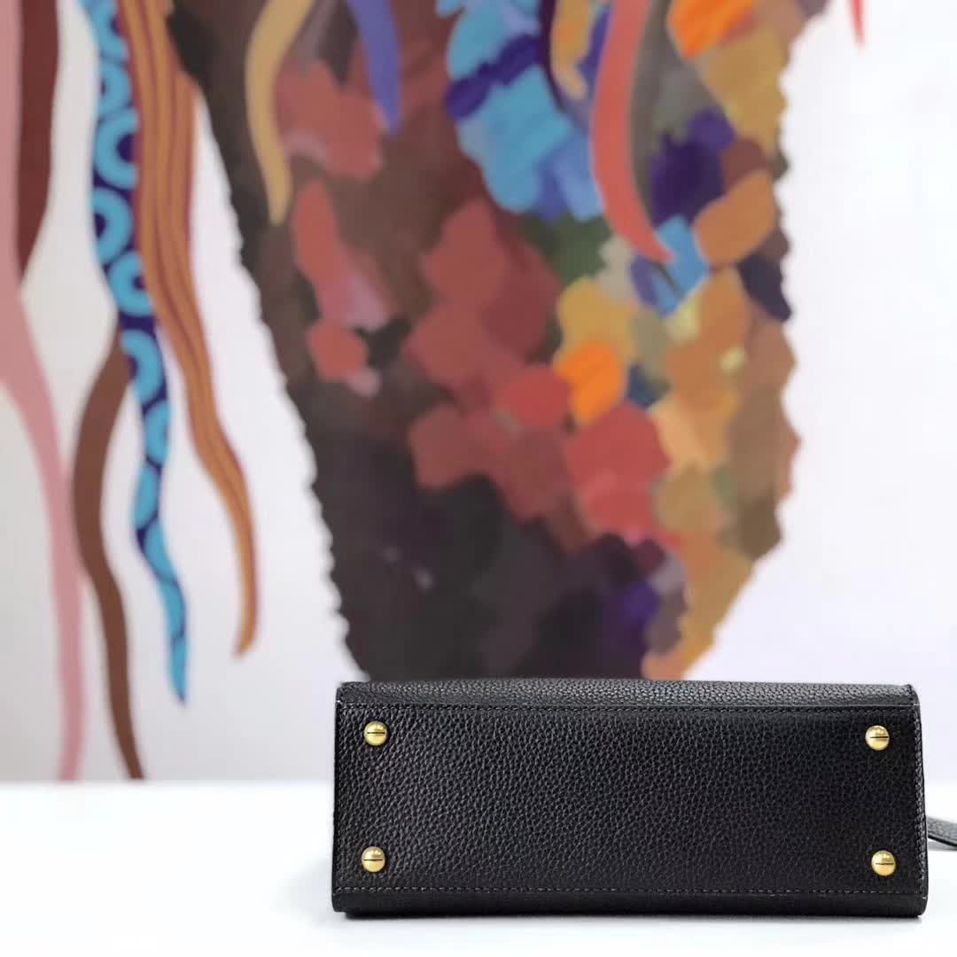 【原版皮】迪奥/Dior 手提包，选用荔枝纹小牛皮裁制而成，饰以品牌标识字母锁扣，低调奢华，简约时尚