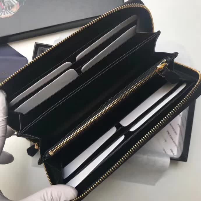 【原版皮】普拉达/Prada 拉链钱夹，选用十字纹小牛皮裁制而成，正面点缀金色散字徽标，尽显高档时尚，低调而又奢华，款号：1ML506