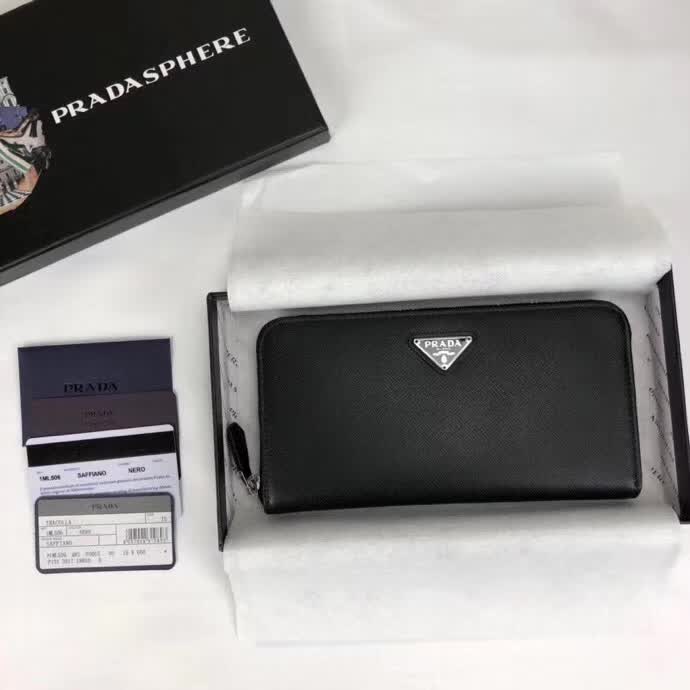 【原版皮】普拉达/Prada 拉链钱夹，选用十字纹小牛皮裁制而成，正面点缀三角唛徽标，经典之作，简单时尚，款号：1ML506